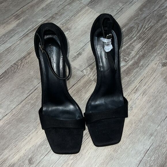 Black heels - Picture 2 of 3